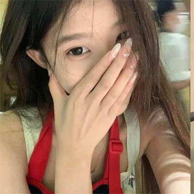 落在她身边